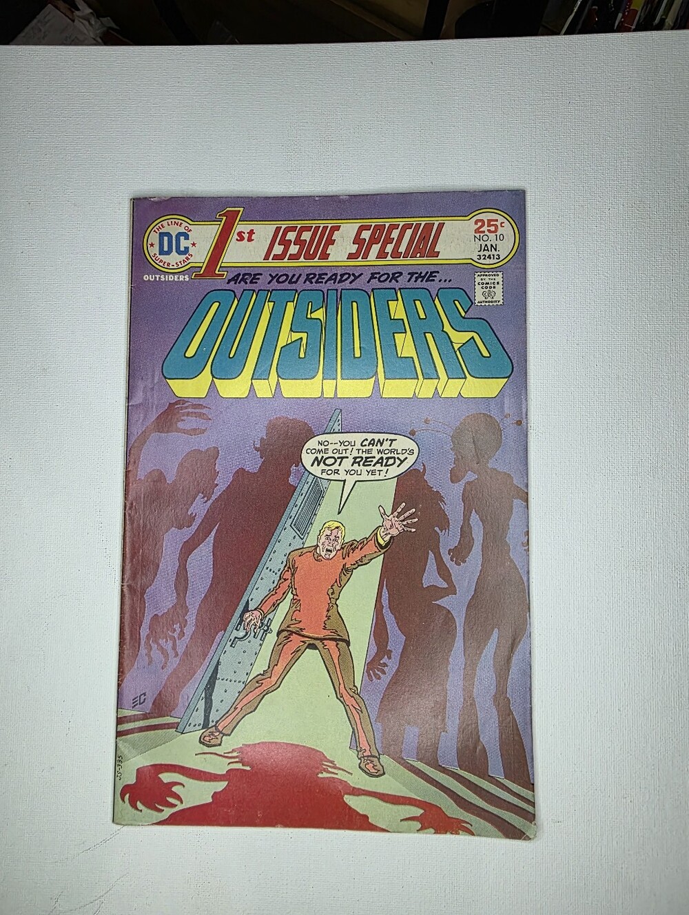 1975 DC Comics Outsiders Comic Purple Yellow Blue Cover